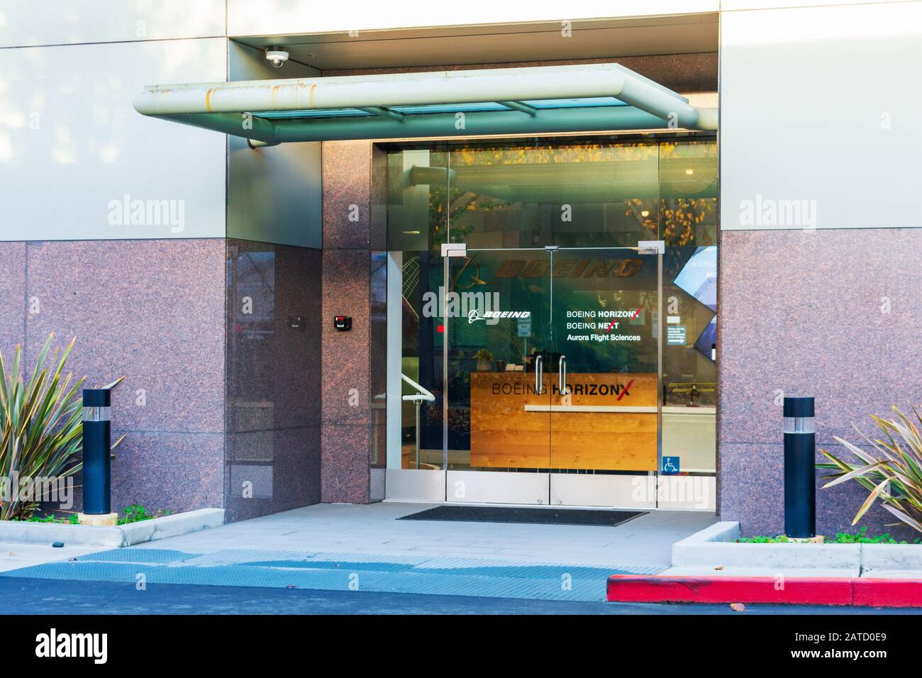 Eingang zu Boeing HorizonX, Boeing Next, Aurora Flight Sciences Bürogebäude im Silicon Valley - Menlo Park, Kalifornien, USA - 2019 Stockfoto
