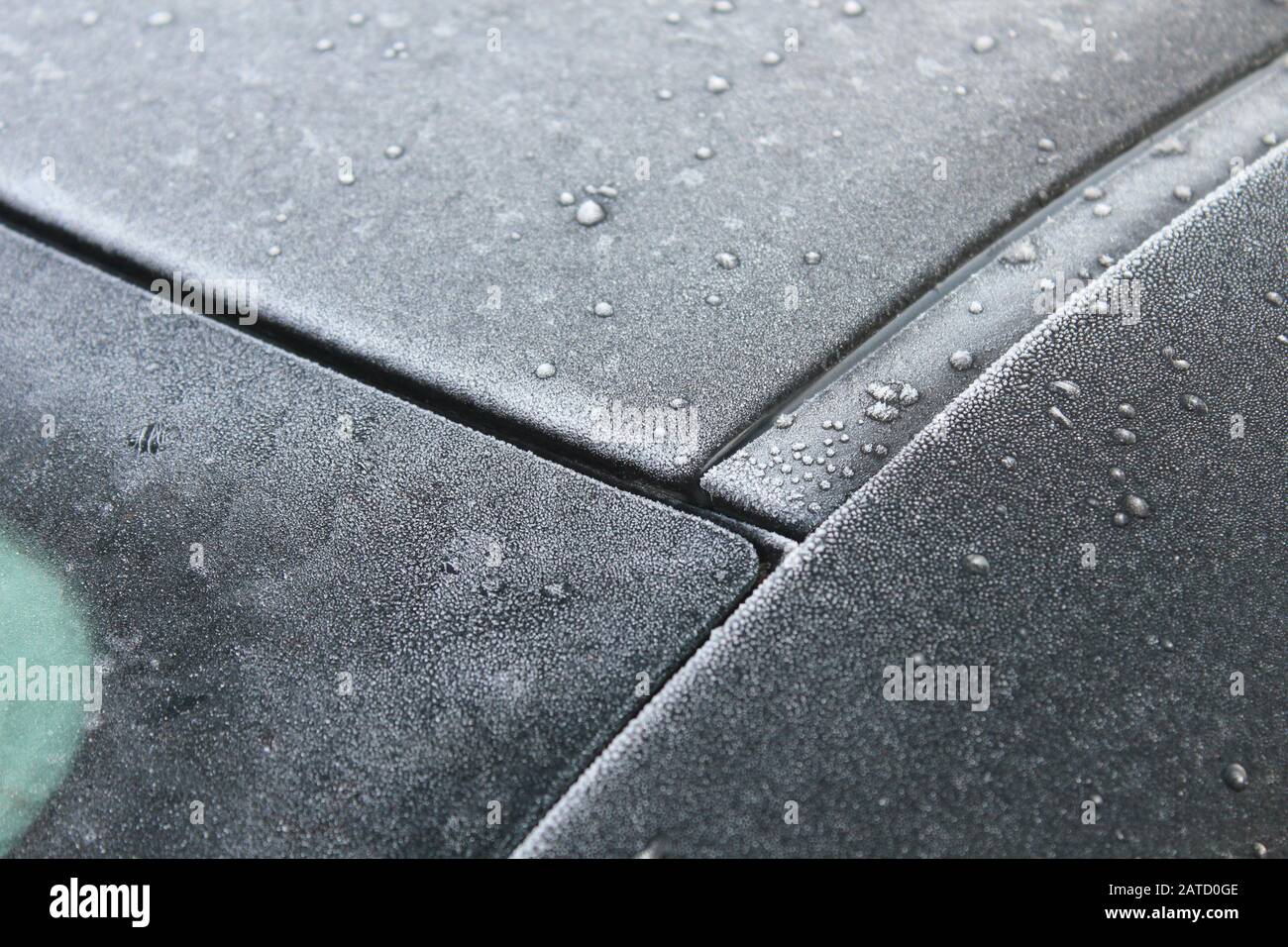 Nahaufnahme der Y-Sektion der Heckscheibe eines Autos, bedeckt mit kondensierten Eiströpfchen und winzigen Eisschilden Stockfoto