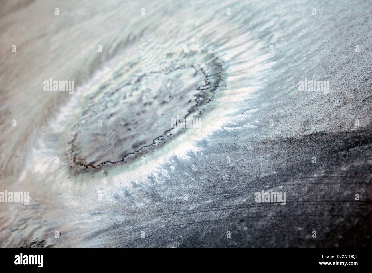 Nahaufnahme des Kraters Martian wie Eis auf der Erde: Morgendlicher Frost auf dem vorderen Fensterglas des Autos in geneigtem Bild ähnlich einem Foto aus dem Orbit. Stockfoto