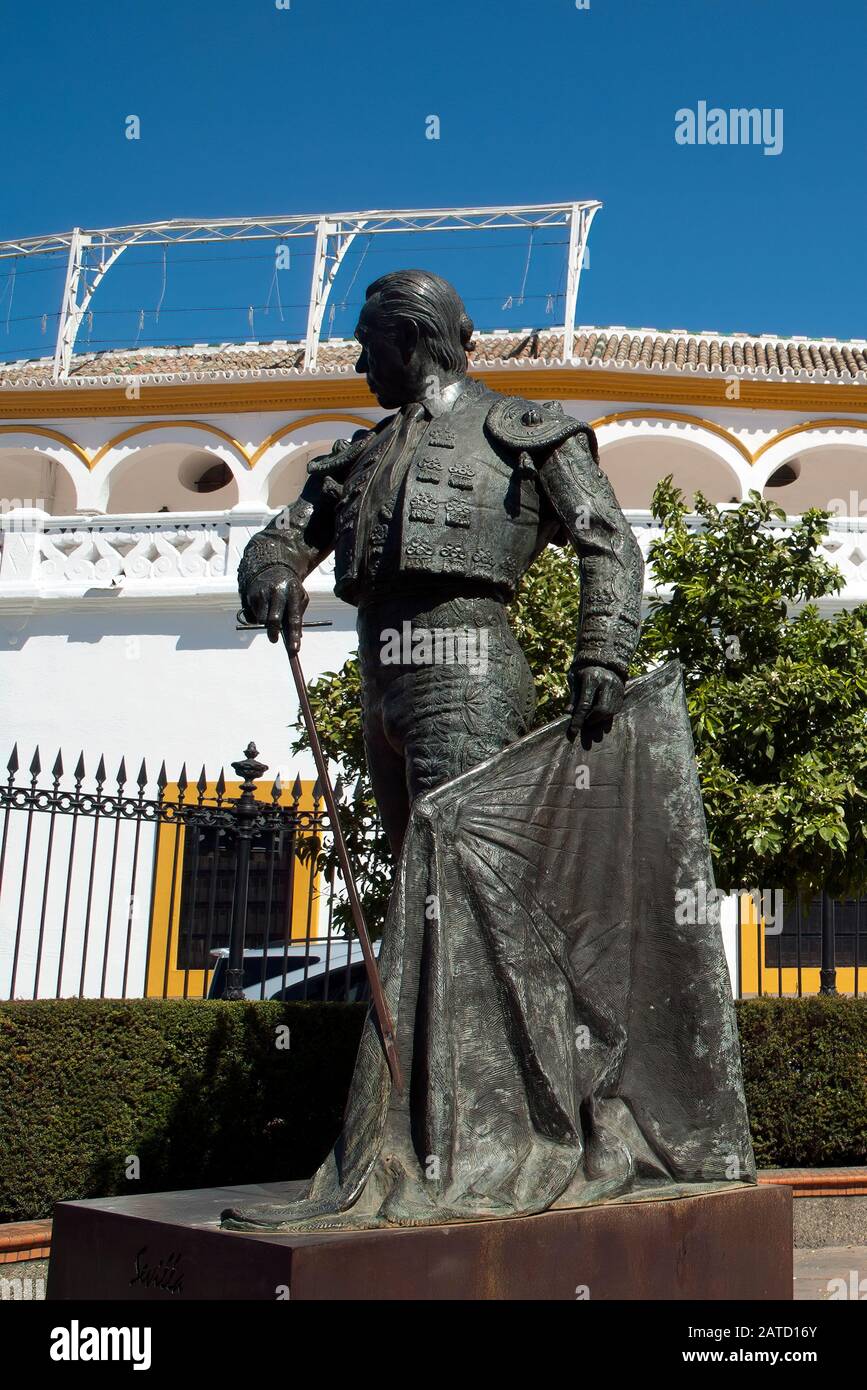 Sevilla Spanien, Statue außerhalb der Stierkampfarena von Francisco Romero Lopez, besser bekannt als Curro Romero, ein berühmter Torero aus Sevilla Stockfoto