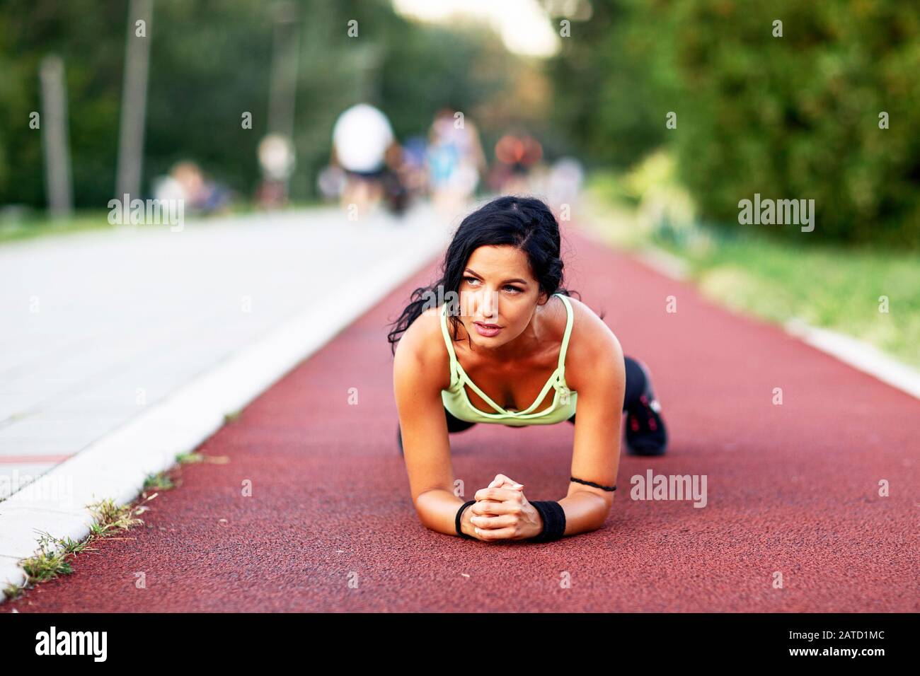 Fitness-Frau in Sportbekleidung auf der Tatort-Bahn Stockfoto
