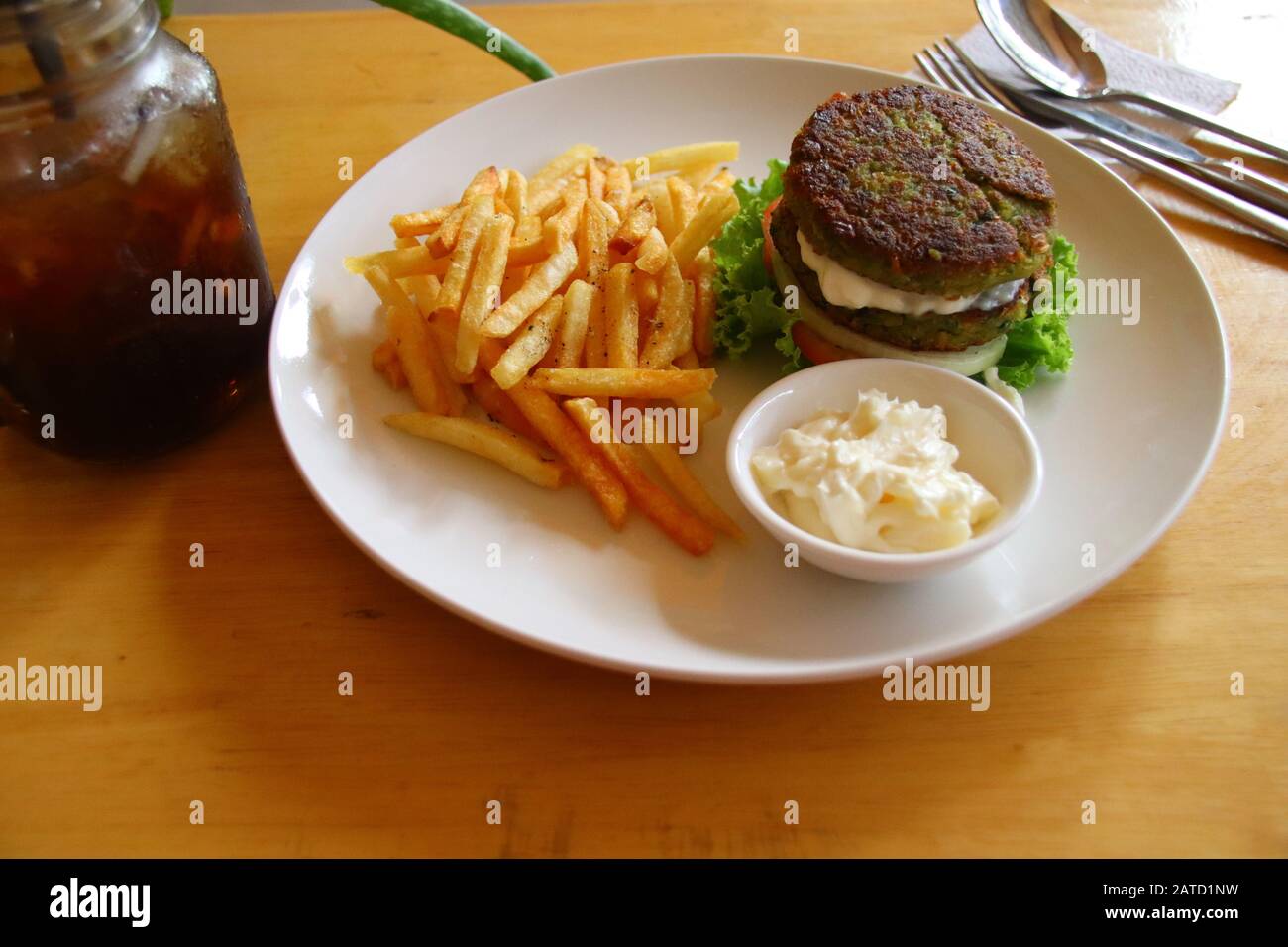 Draufsicht auf einen Falafel-Burger mit Pommes und veganem Mayo Stockfoto