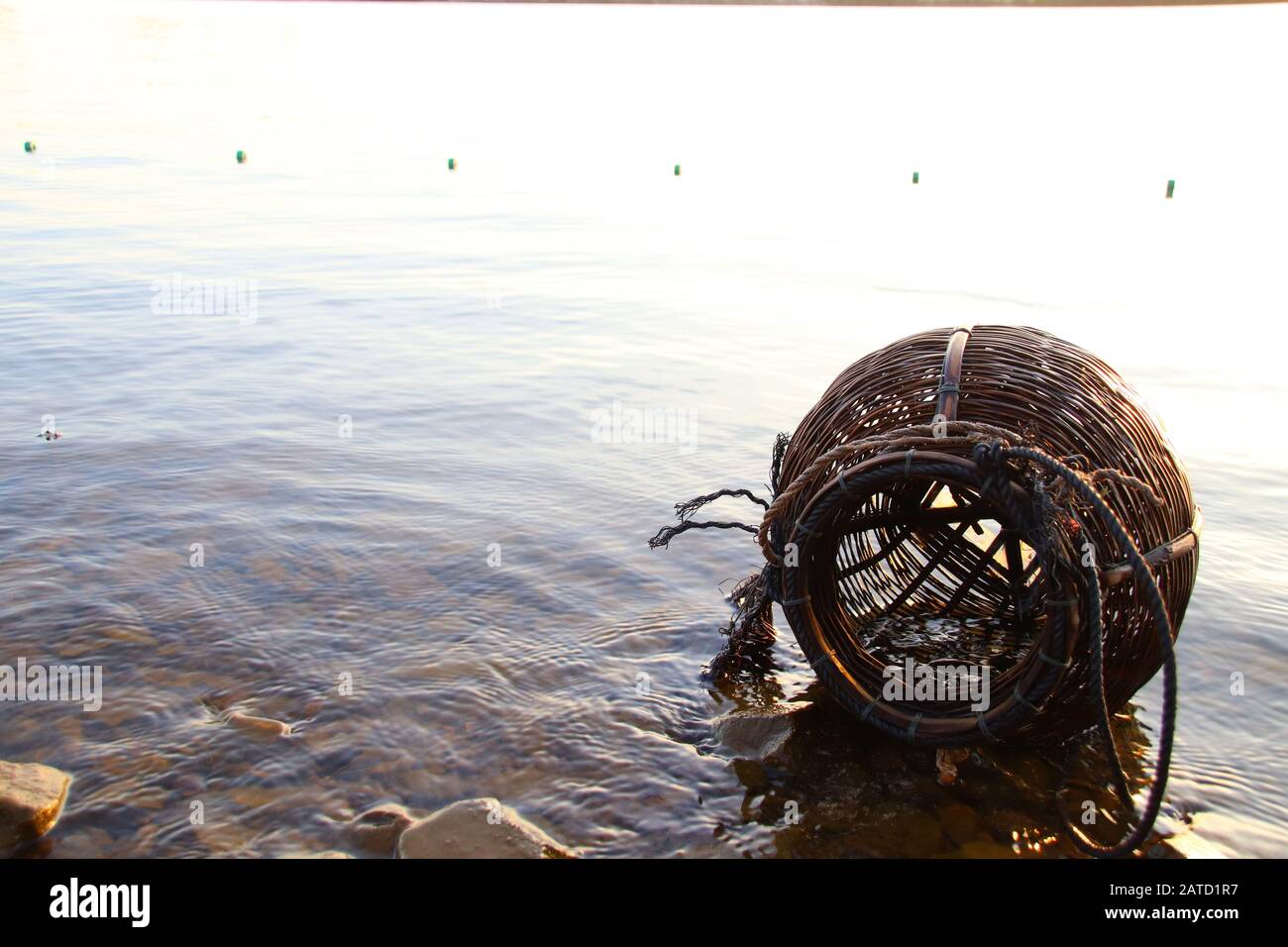 Gewebte Rattancreel oder Fischerkorb, ein traditioneller Fischcontainer in einem ländlichen Fischerdorf in Kambodscha, das authentisches Leben und Kultur zeigt Stockfoto