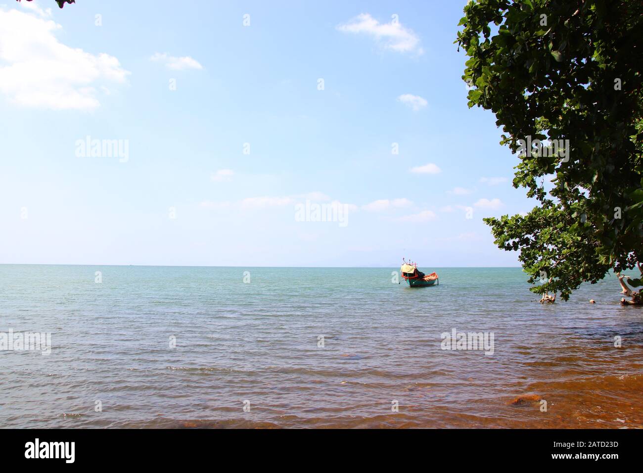 Traditionelles Khmer-Fischerboot vor der Küste von Kep Kambodscha verankert, das die Schönheit und den Alltag des Landes zeigt Stockfoto