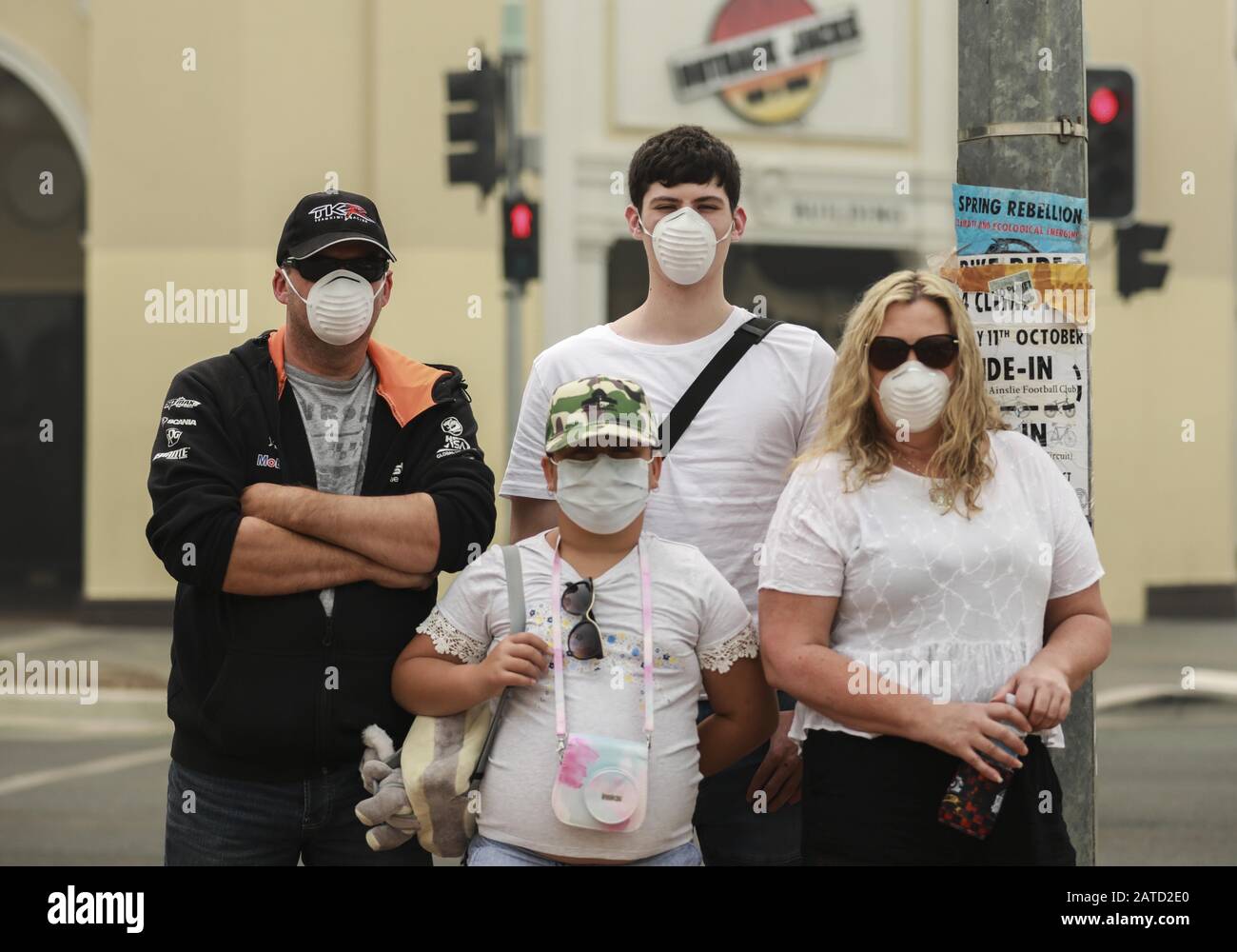 Peking, Australien. Januar 2020. Menschen tragen Gesichtsmasken als Schutz vor schlechter Luftqualität, die durch Buschfeuer in Canberra, Australien, am 2. Januar 2020 verursacht wird. Credit: Chu Chen/Xinhua/Alamy Live News Stockfoto