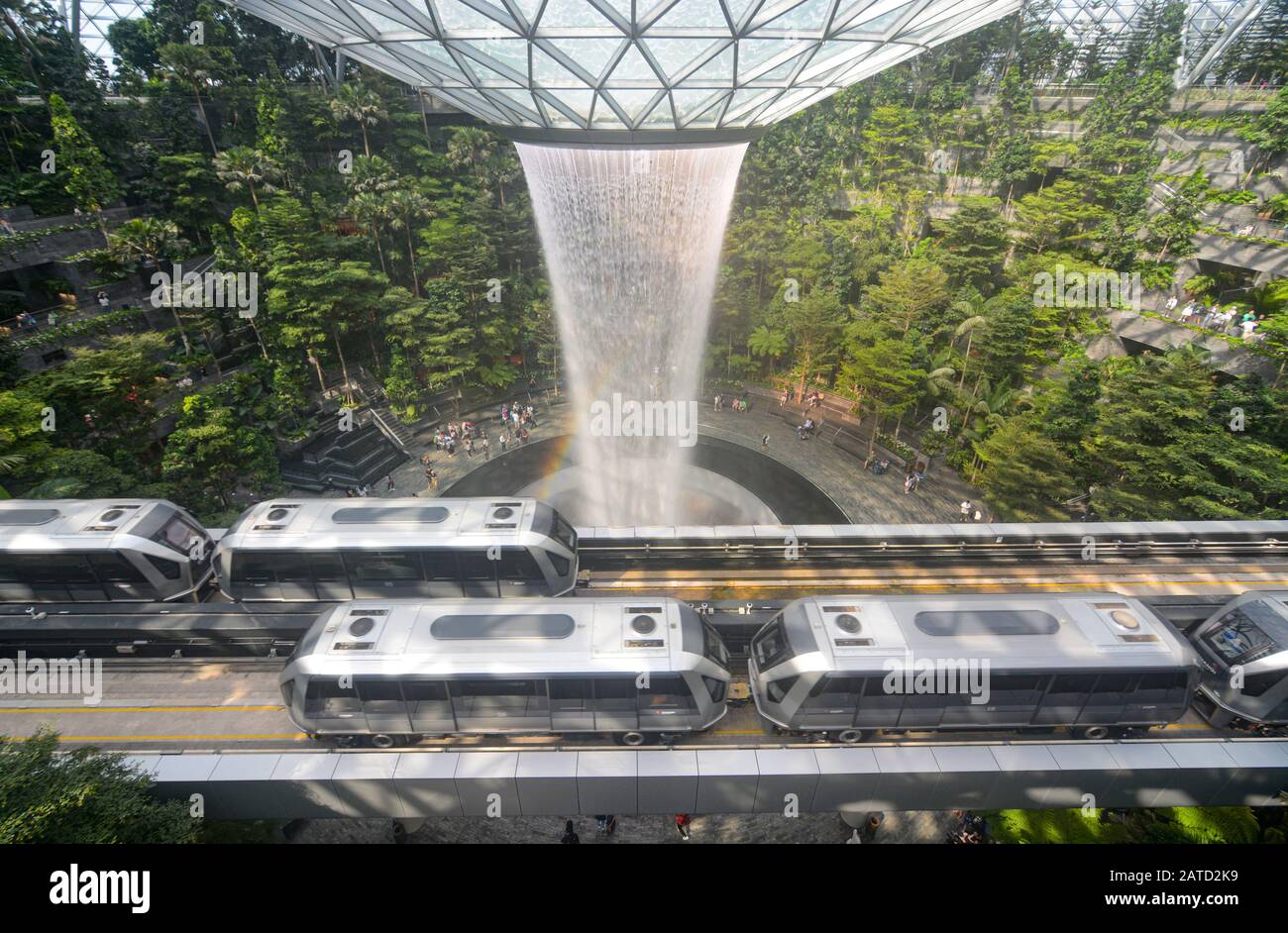 Singapur - 3. August 2019 - Skytrains, die am Singapur-Komplex Jewel Changi Airport und am Wasserfall Rain Vortex vorbeifahren Stockfoto