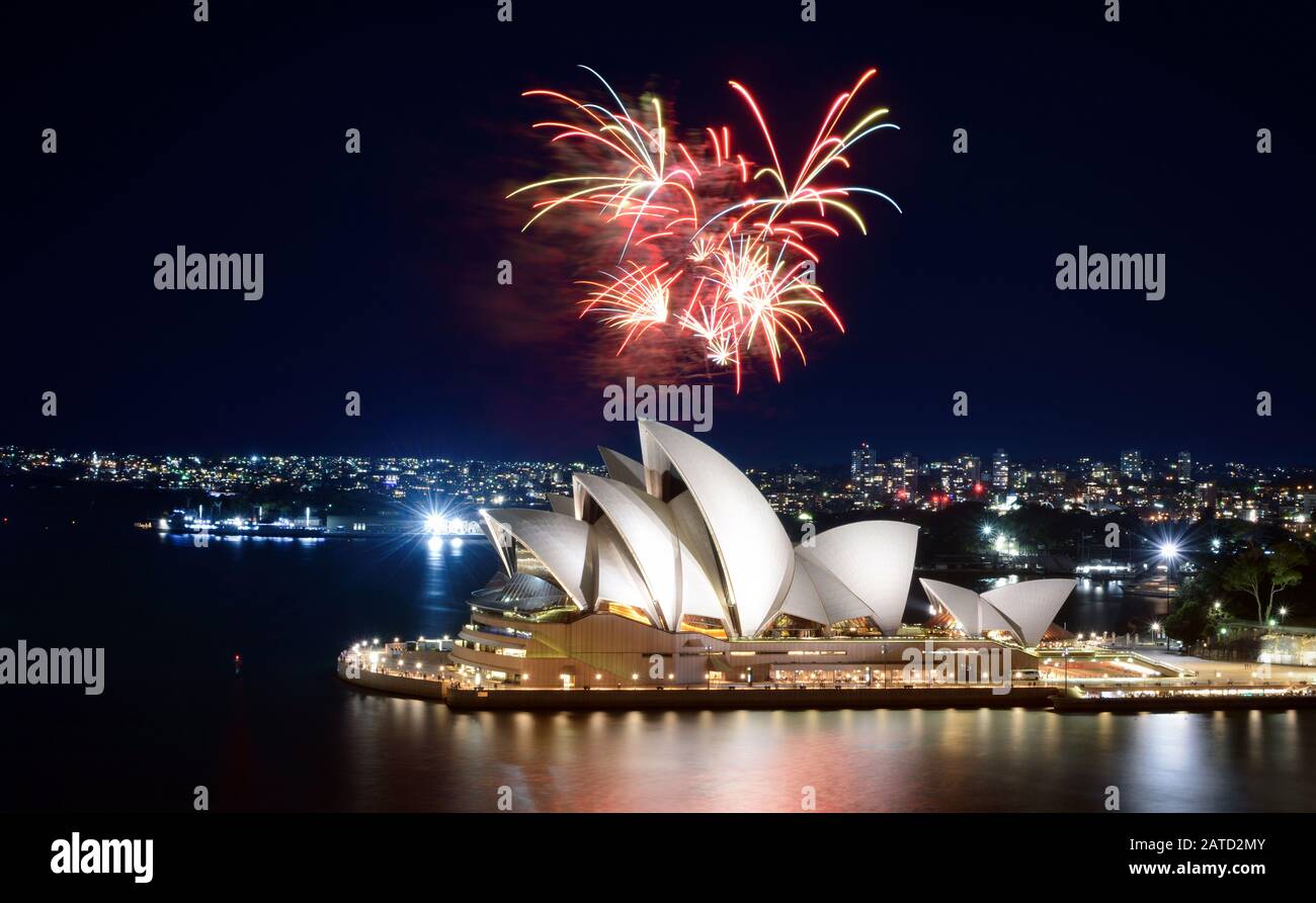 Sydney, Australien - 8. März 2018: Bunte Feuerwerkskörper Streifen über den Himmel über dem Sydney Opera House Stockfoto
