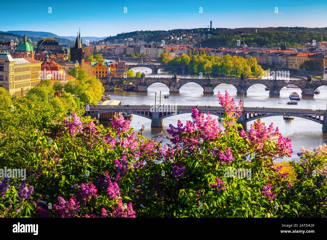 Malerisches Prager Stadtbild mit Frühlingsblumen und bunten Gebäuden am Ufer der Moldau, Prag, Tschechien, Europa Stockfoto