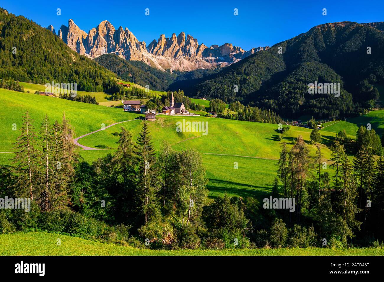 Wunderschönes, süßes alpines Dorf mit Kirche und Berglandschaft. Magische Wander-, Touristen- und Fotografielage mit unvergesslicher Landschaft im Val Stockfoto