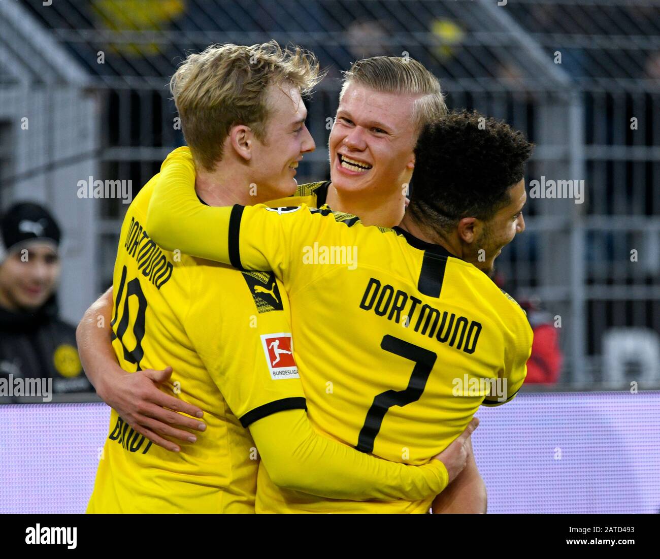 Signal Iduna Park Dortmund Deutschland, 1.2.2020, Fußball-Bundesligasaison 2019/20 Spieltag 20, Borussia Dortmund (BVB) gegen FC Union Berlin (FCU): Erling Haaland (BVB) feiert mit Julian Brandt (BVB, links) und Jadon Sancho (BVB)     DFL-REGELUNGEN VERBIETEN JEDE VERWENDUNG VON FOTOS ALS BILDSEQUENZEN UND/ODER QUASI-VIDEO Stockfoto