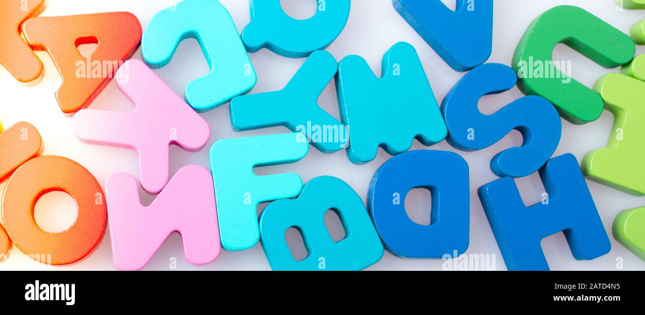 Bunte Buchstaben Bausteine zufällig verstreut auf weißem Hintergrund Stockfoto