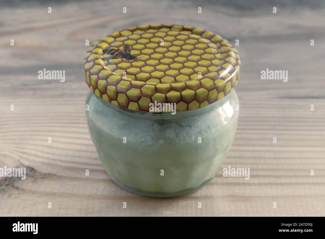 Imkerei Produkt: Propolis im Honig in einem Glas. Stockfoto