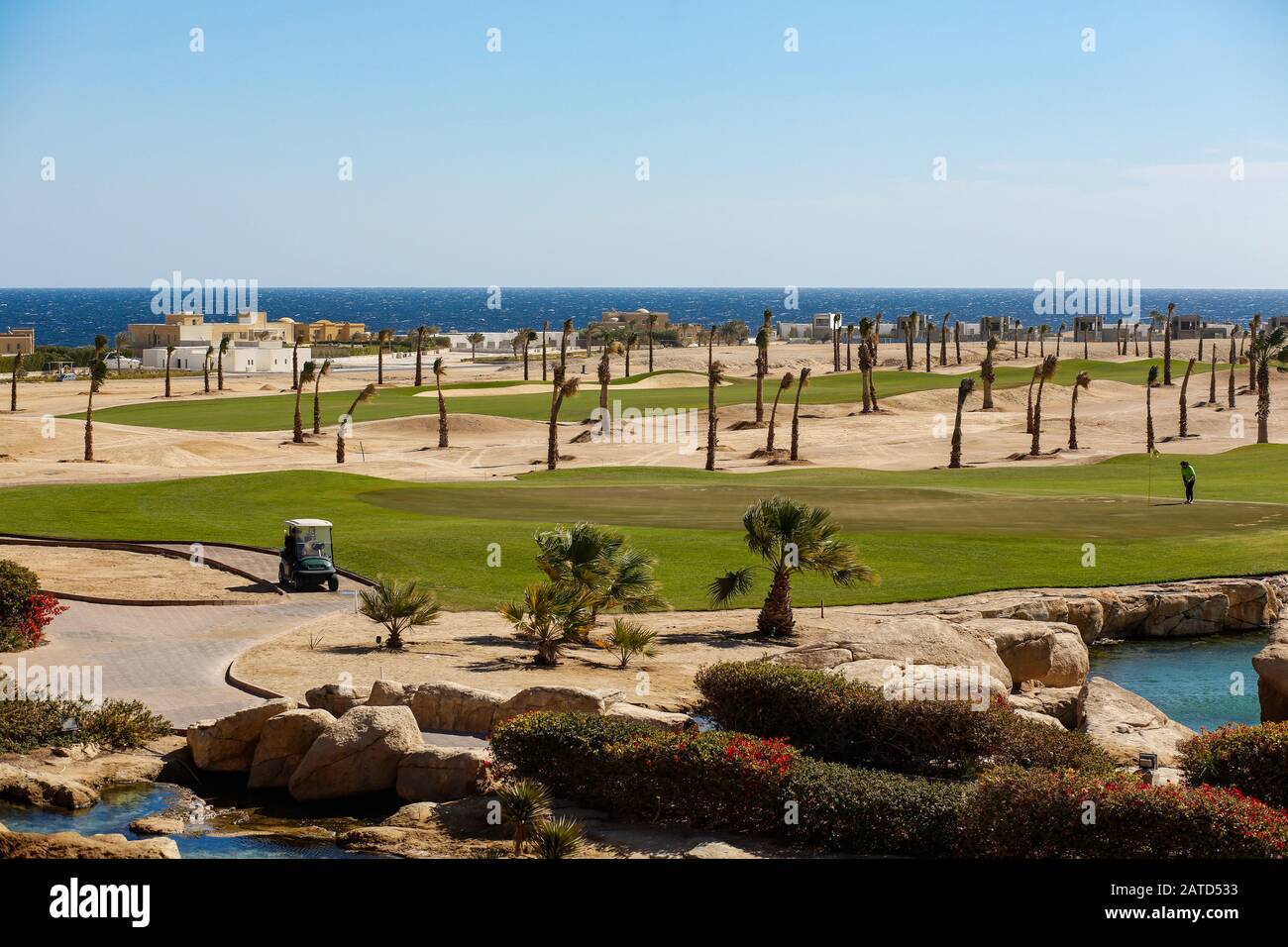 Hurghada, Ägypten. Januar 2020. Blick auf den Poolbereich vom Übergang der Lobby zum "The Lodge" des Hotels "The Cascades". Kredit: Gerald Matzka / dpa-Zentralbild / ZB / dpa / Alamy Live News Stockfoto