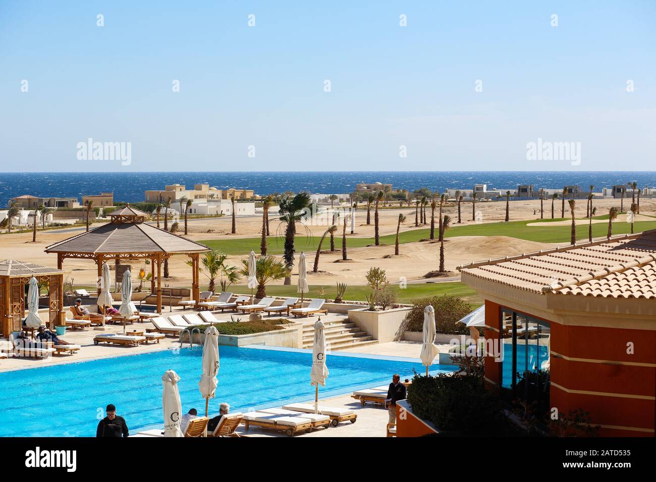 Hurghada, Ägypten. Januar 2020. Blick auf den Poolbereich vom Übergang der Lobby zum "The Lodge" des Hotels "The Cascades". Kredit: Gerald Matzka / dpa-Zentralbild / ZB / dpa / Alamy Live News Stockfoto