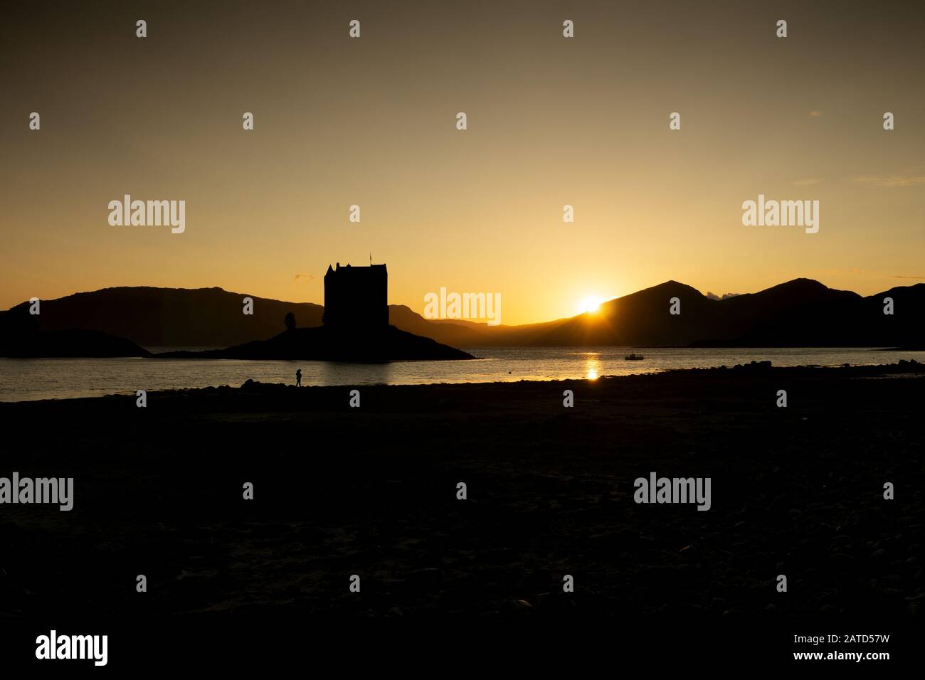 Sonnenuntergang über Castle Stalker ist ein vierstöckiges Tower House oder malerisch auf einer Gezeitenislet am Loch Laich, einem Zufluss am Loch Linnhe, aufgestellt. Es ist abou Stockfoto