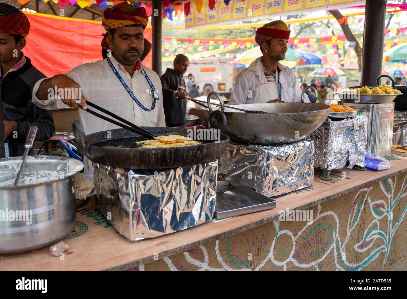 Faridabad, Indien - Februar 1, 2020: Köche an einem Messestand machen Jalebi (indische Spiralfrittierte Teigteigkuchen) im Surajkund Crafts Mela Stockfoto