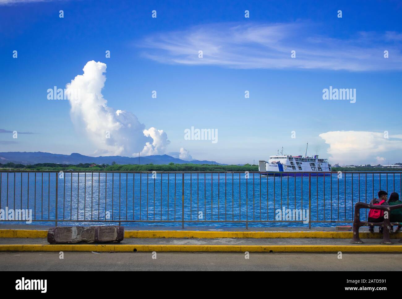 Boot auf dem einzigen breiten Kanal bei warmen sonnigen Tag Stockfoto