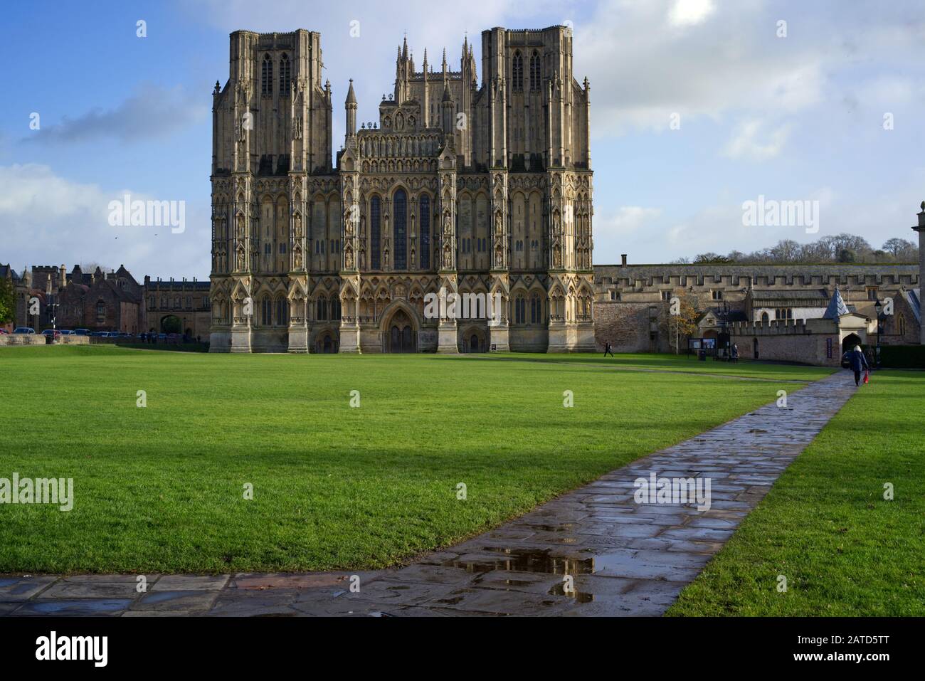 Wells Cathedral hinter einem leichten Regen Stockfoto