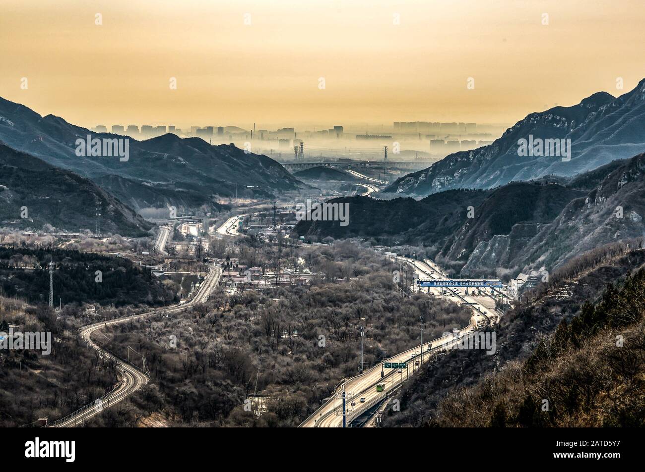 Blick auf Smog über Peking in China von der Spitze der chinesischen Mauer in den Bergen bei Peking. Stockfoto