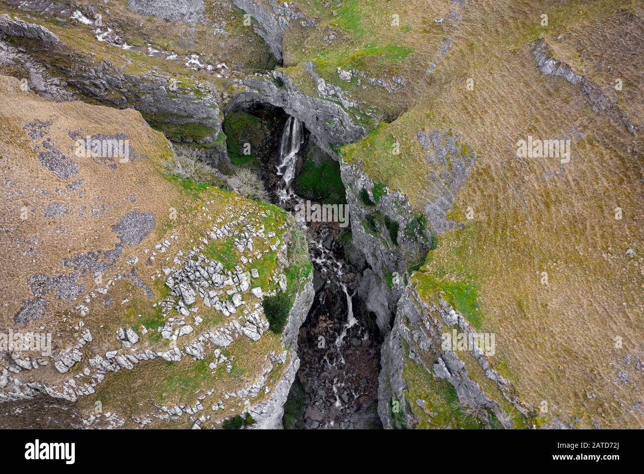 Drohnenshow Gordale Beck A es reist durch Gordale Scar, Malham, Yorkshire Dales National Park.UK Stockfoto