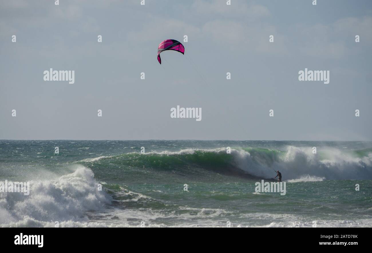 Ein Kiteboarder oder Paraborder segelt auf den kornischen Wellen. GROSSBRITANNIEN Stockfoto