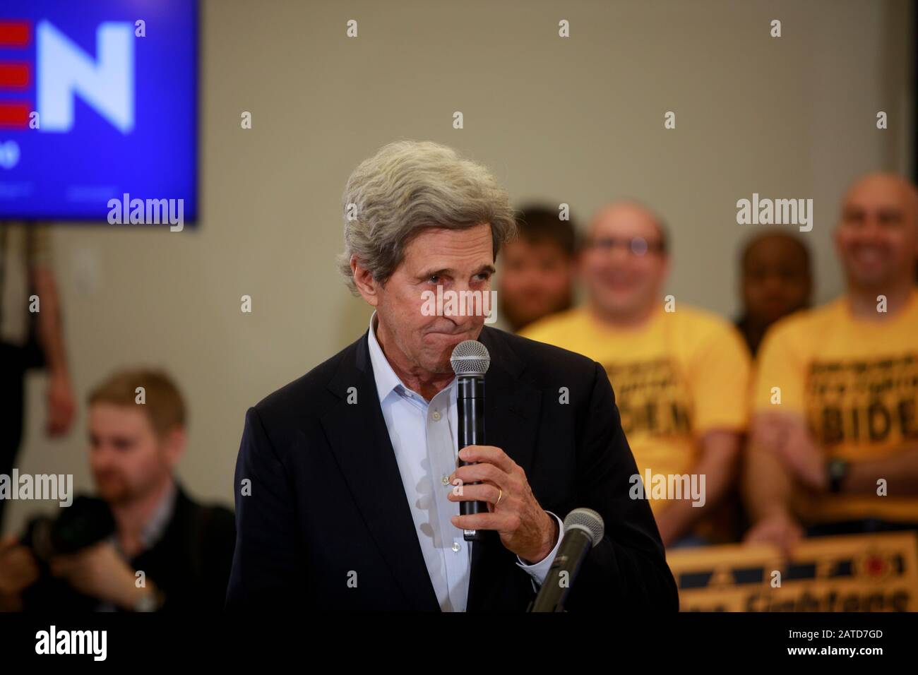 02012020 - North Liberty, Iowa, USA: John Kerry spricht, während der demokratische Präsidentschaftskandidat und ehemalige Vizepräsident Joe Biden während einer Wahlkampfveranstaltung in Iowa Caucus am Samstag, 1. Februar 2020 in North Liberty, Iowa, Wahlkampf führt. Stockfoto