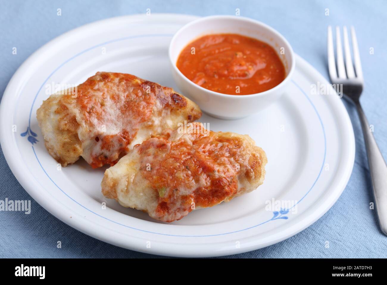 Huhn parmigiana serviert mit Tomatensauce Stockfoto