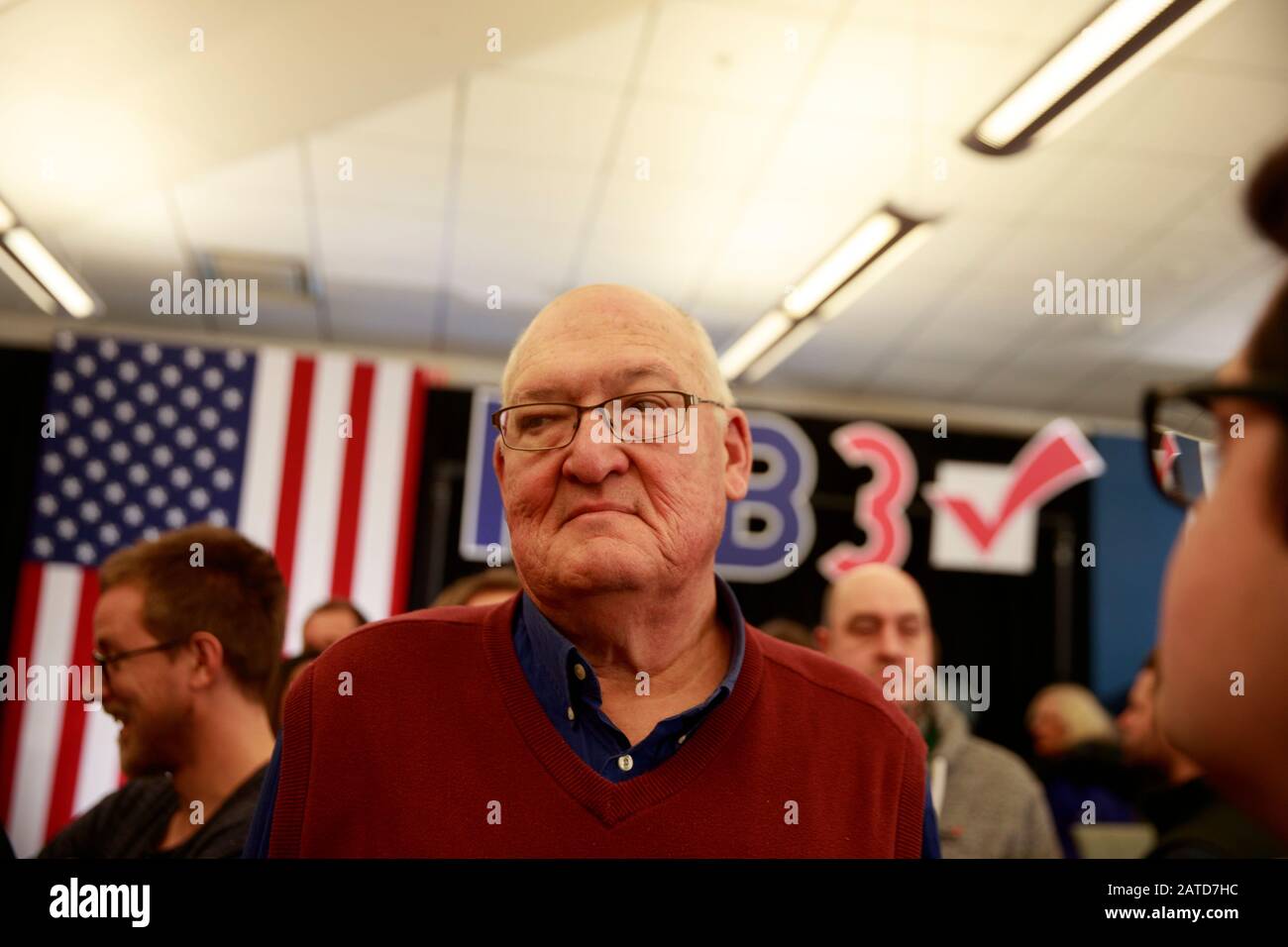 02012020 - North Liberty, Iowa, USA: Ein Anhänger wartet darauf, den demokratischen Präsidentschaftskandidaten Joe Biden die Hand zu schütteln, nachdem Biden während einer Wahlkampfveranstaltung in Iowa Caucus am Samstag, 1. Februar 2020 in North Liberty, Iowa, gekämpft hatte. Stockfoto