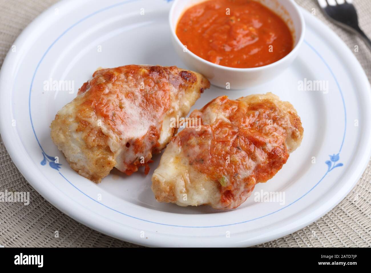 Huhn parmigiana serviert mit Tomatensauce Stockfoto