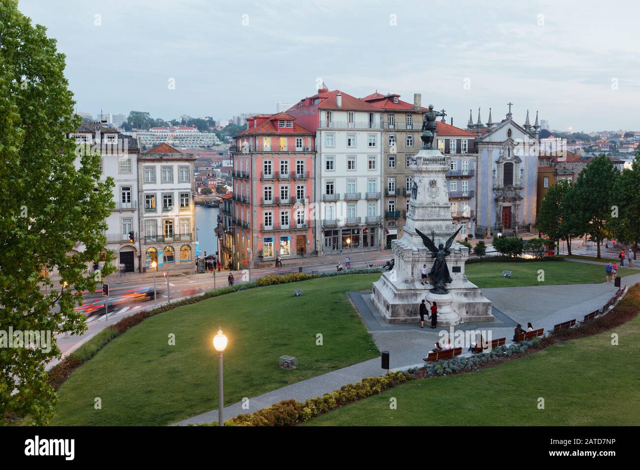 Porto, Portugal - 8. Mai 2017: Menschen, die im Garten um das Denkmal für Prinz Heinrich den Seefahrer ruhen. Seit 1996 ist das historische Zentrum von Porto zum UNESCO-Weltkulturerbe ernannt Stockfoto