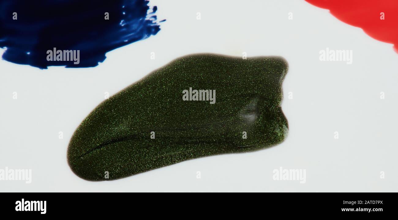 Glitzernder grüner Strich isoliert auf weißem Hintergrund Nahansicht Stockfoto