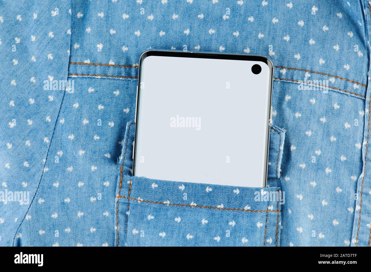 Handy in Hemdtasche mit sauberem, leerem Bildschirm Nahansicht Stockfoto