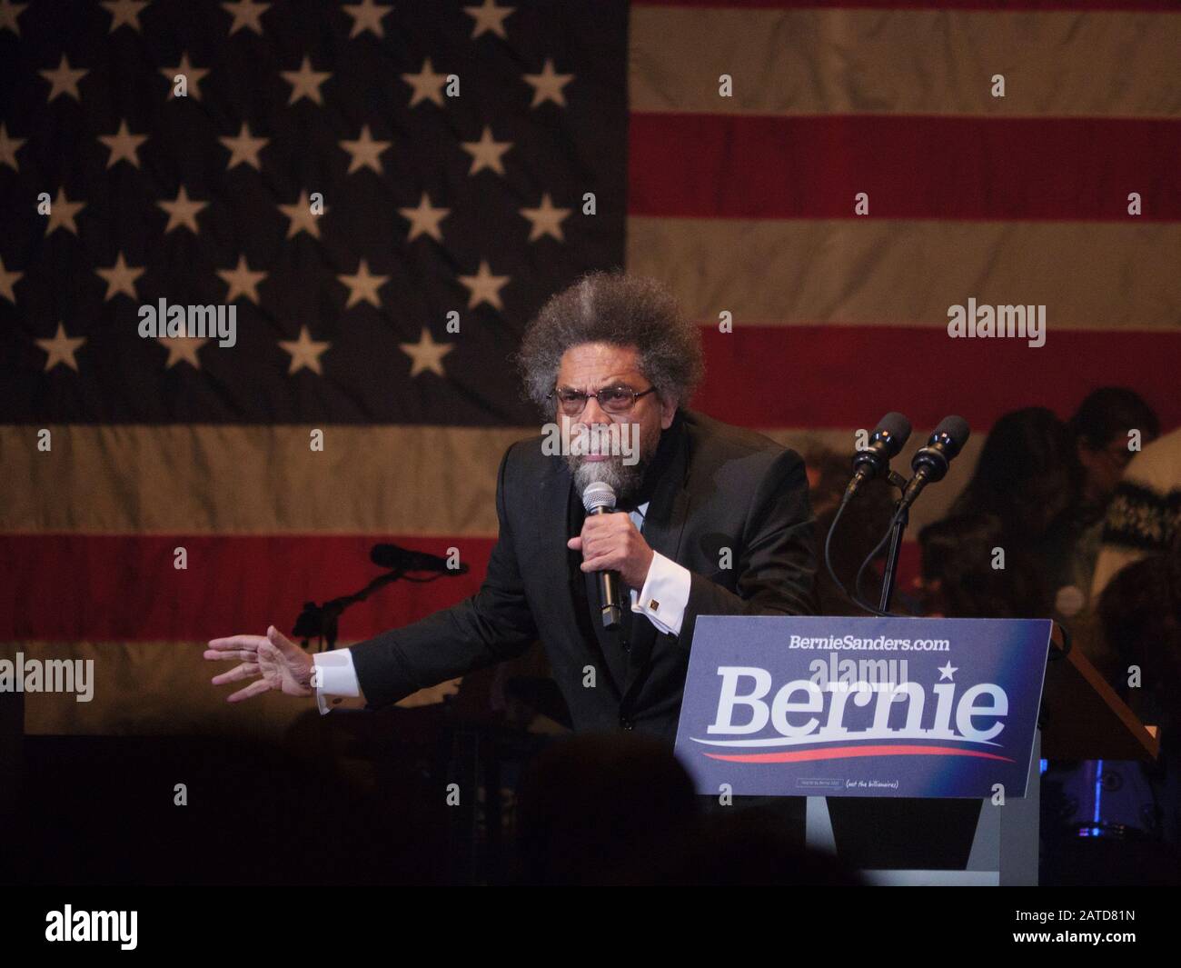 02012020 - Cedar Rapids, Iowa, USA: Cornel West spricht vor Bernie Sanders Kampagnen zwei Tage vor dem Iowa Caucus, Samstag, 1. Februar 2020 in Cedar Rapids, Iowa. Die Indie-Rock-Band Vampire Weekend spielte ein Konzert auf der Veranstaltung. Stockfoto