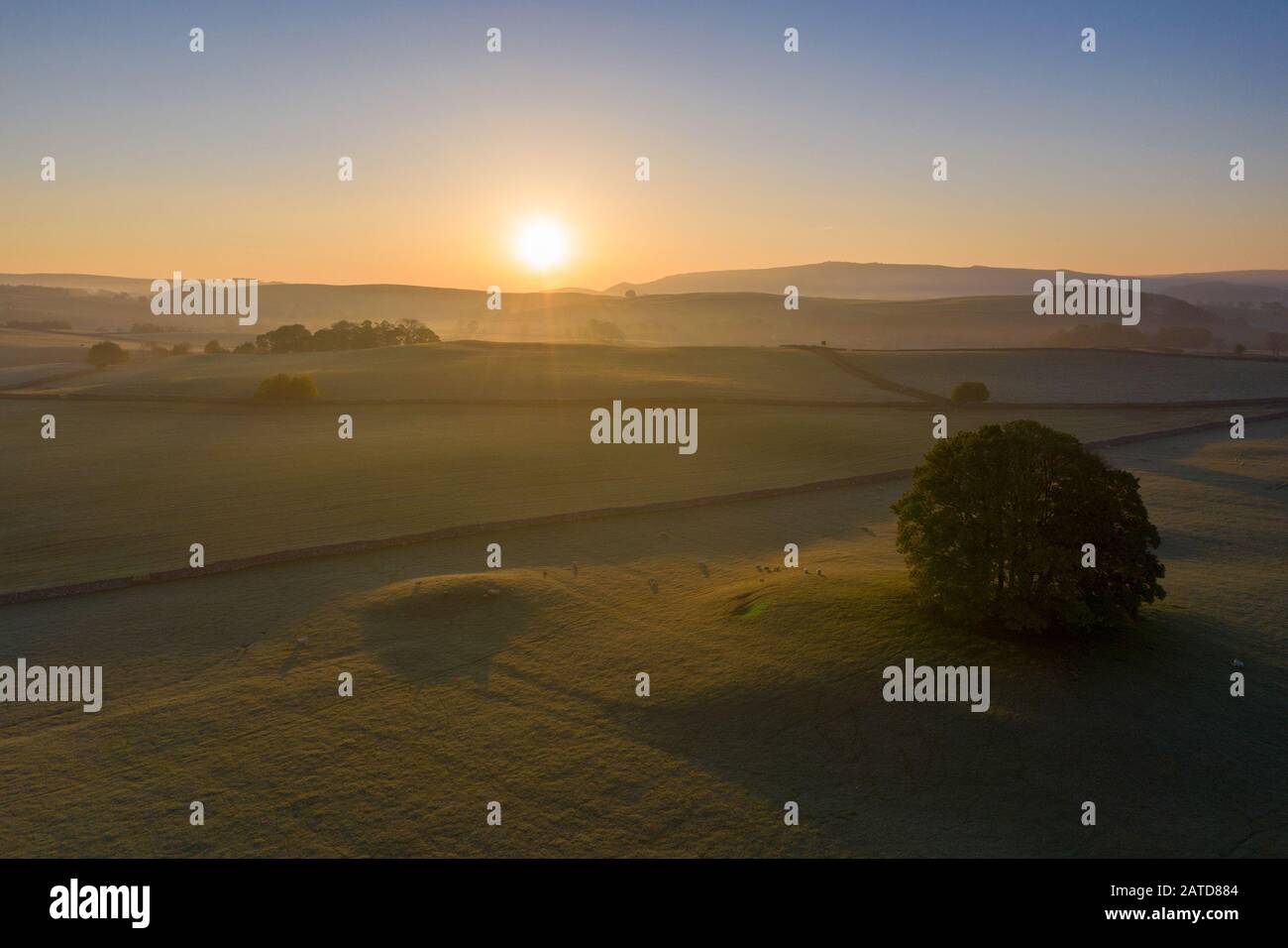 Sonnenaufgang über Ackerland in der Nähe des Yorkshire Dales Dorf Eshton ein kleines Dorf und eine zivile Pfarrei im Craven Distrikt von North Yorkshire, England. Stockfoto