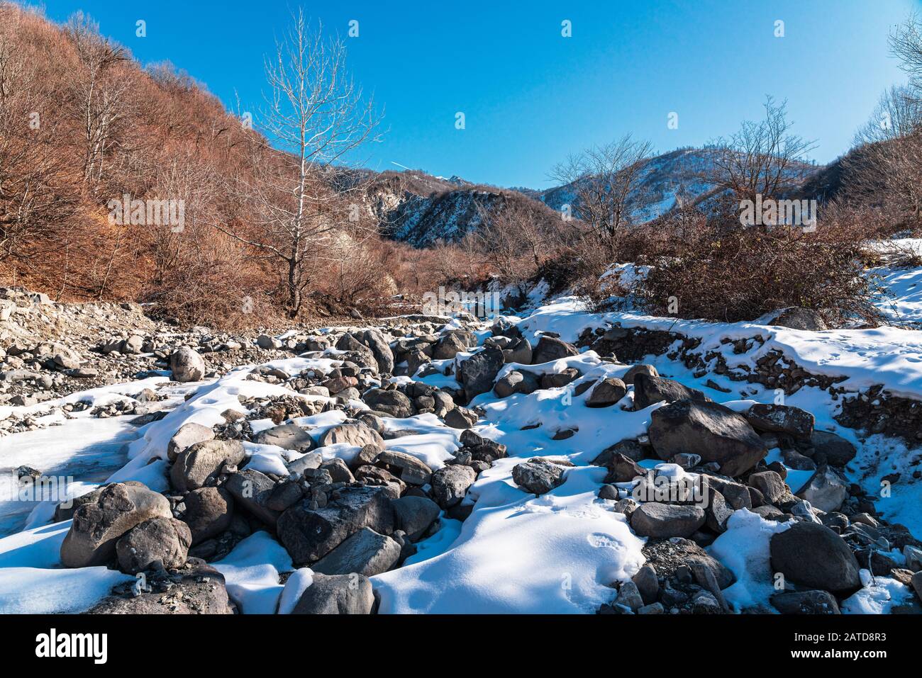 Kanal eines gefrorenen Gebirgsflusses Stockfoto