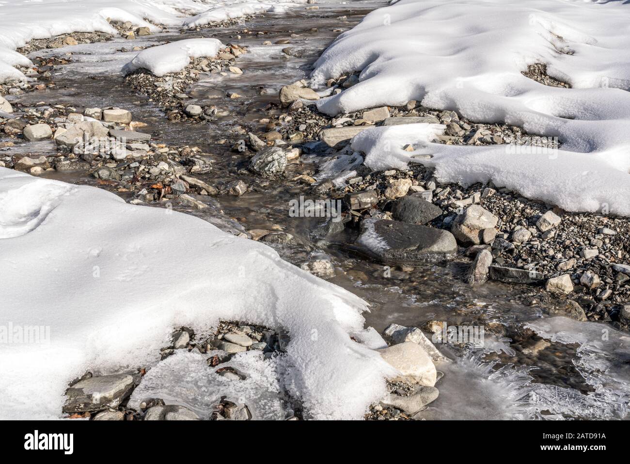 Kanal eines gefrorenen Gebirgsflusses Stockfoto