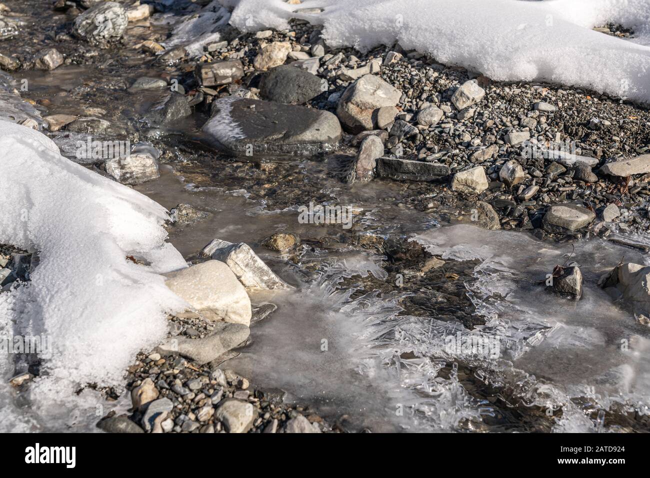 Kanal eines gefrorenen Gebirgsflusses Stockfoto