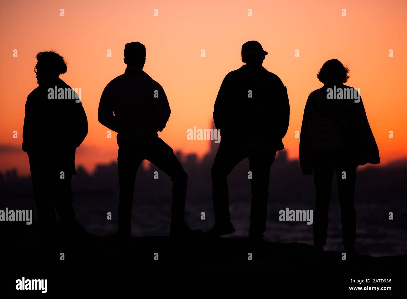 Silhouette von vier Personen, die Sunset, Alameda, Kalifornien, USA, sehen Stockfoto