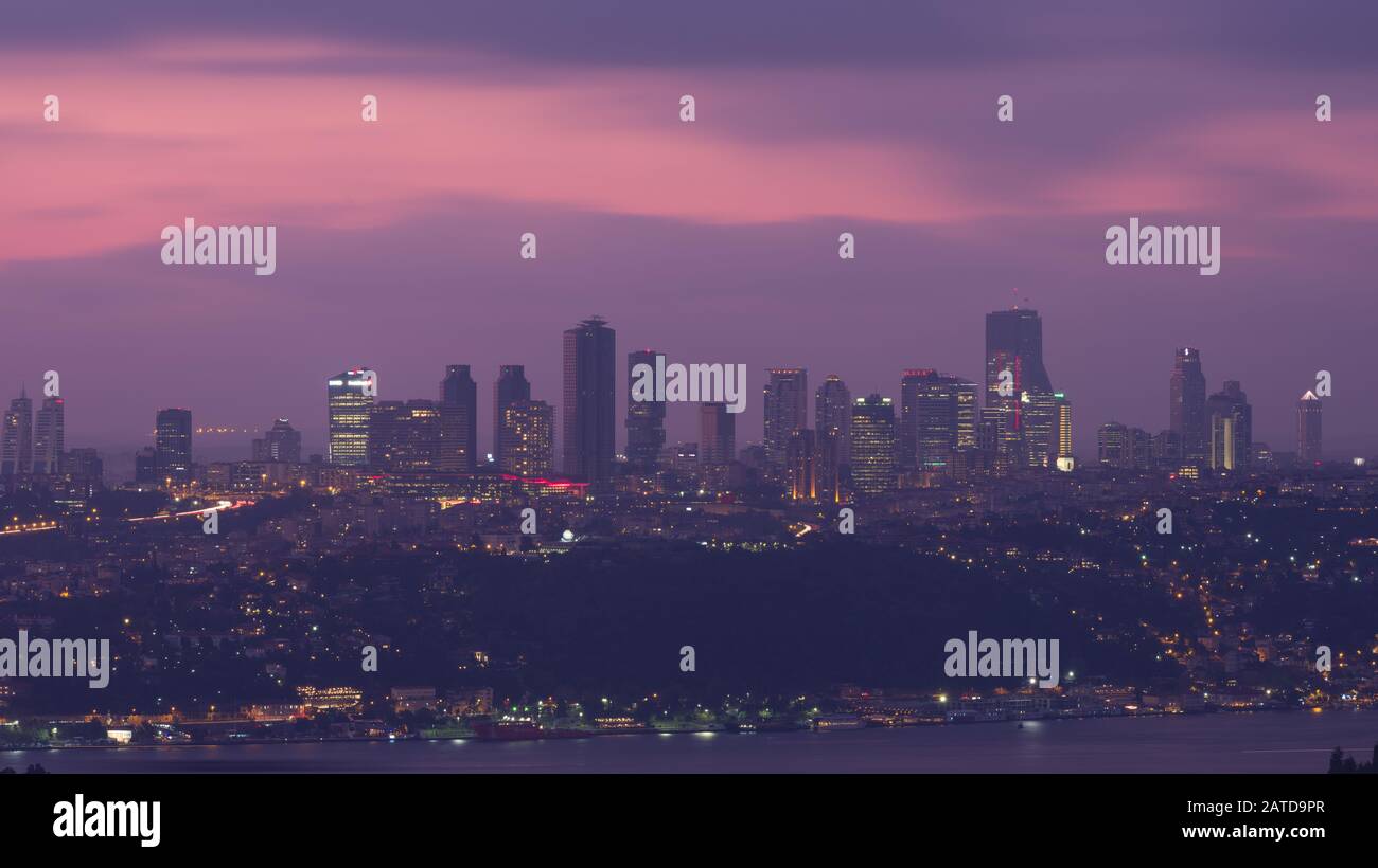 ISTANBUL, LEVENT. 23. Oktober 2019; Blick auf den Wolkenkratzer von Istanbul. Blick auf den Bosporus und den Sonnenuntergang in Istanbul Stockfoto