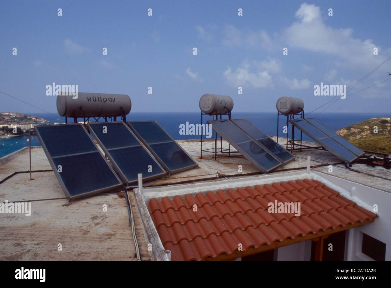 Solarpaneele auf einem Dach. Stockfoto