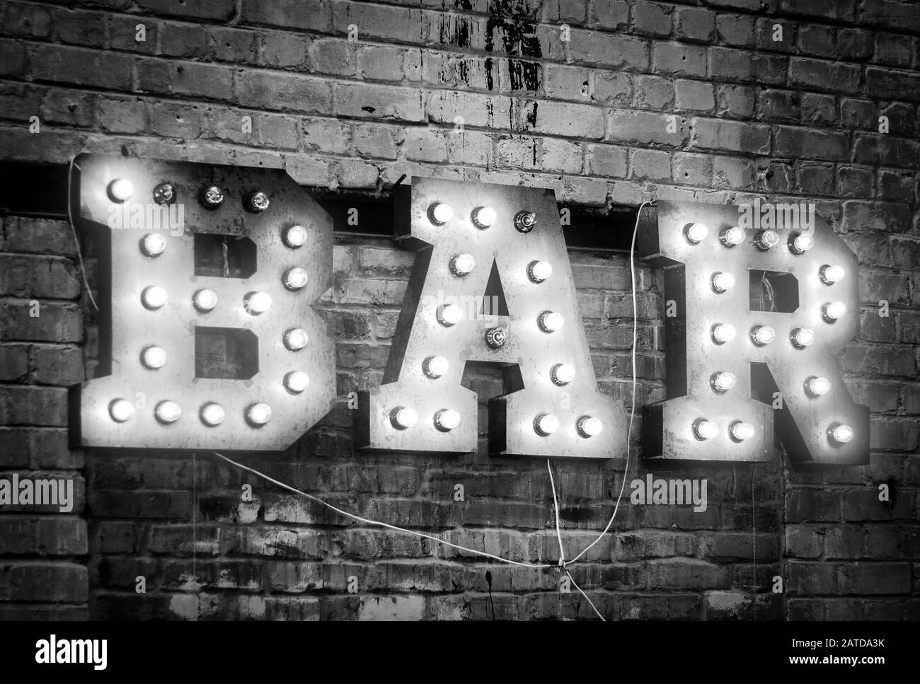 Bar Schild. Inschrift aus großen Buchstaben mit leuchtenden Glühbirnen auf der Mauer eingerichtet Stockfoto