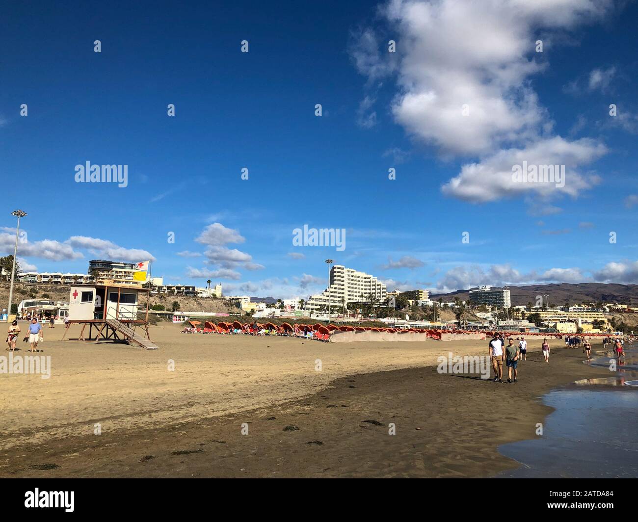 Strand von Playa del Ingles am Morgen Stockfoto