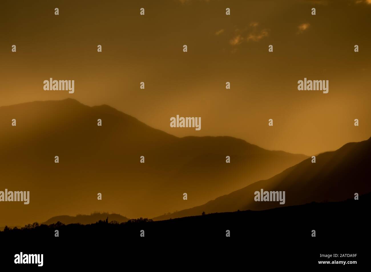 Drohnenaufnahmen eines stürmischen Sonnenuntergangs über Loch Linnhe, aus North Ballachulish, Fort William, Schottland. Stockfoto