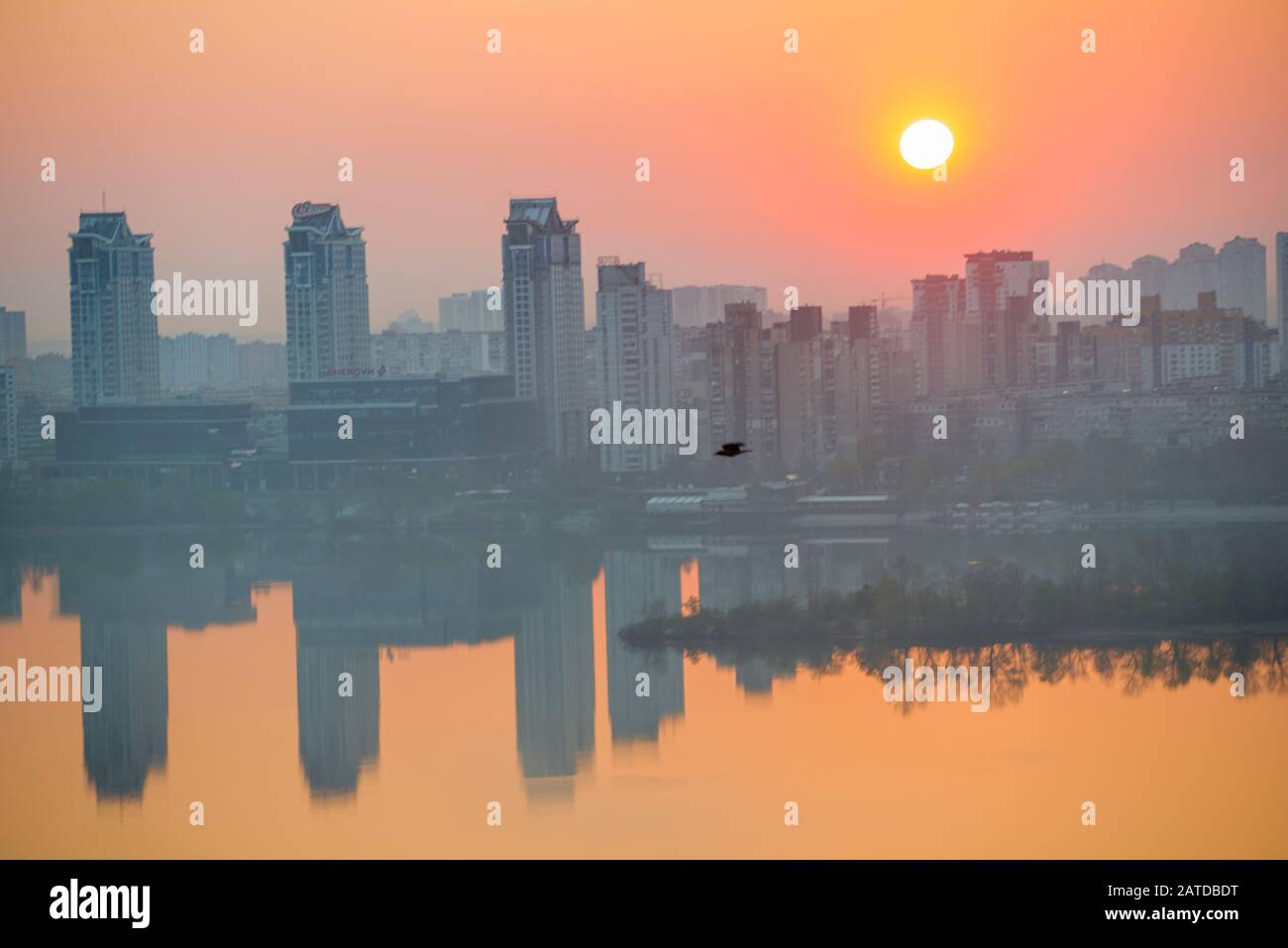 Ein Blick auf Kiew, bei Sonnenaufgang, mit Silhouetten der linken Ufergegenden Stockfoto