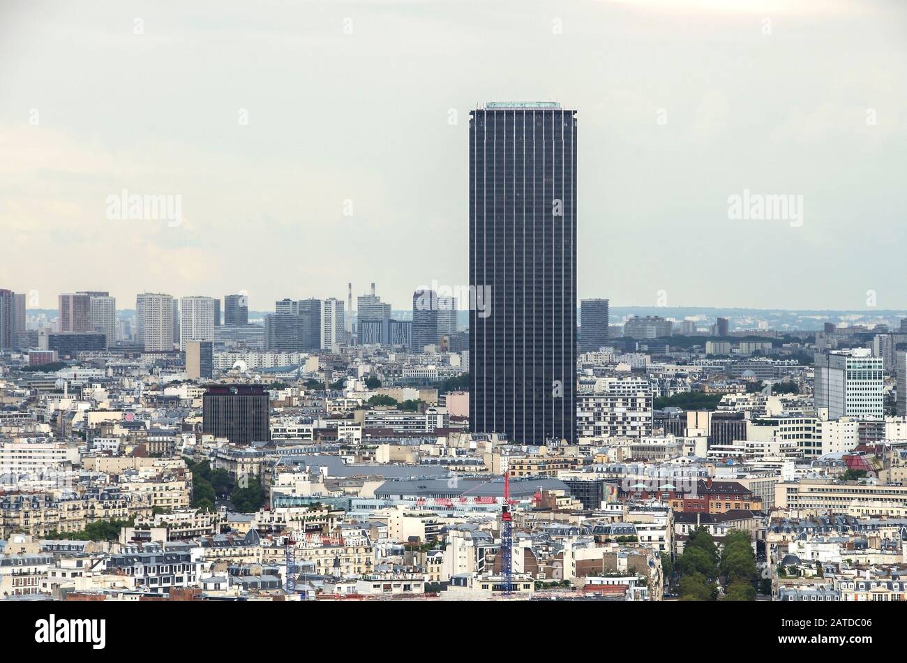 Panorama von Paris. Blick von oben auf die Stadt, bewölkt am Tag in Paris. Frankreich. Stockfoto