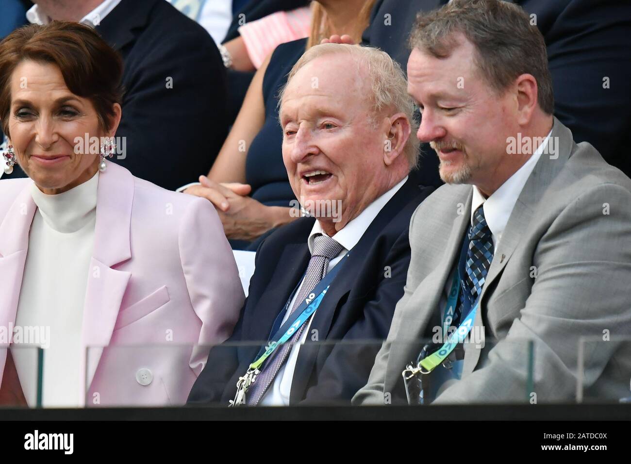 Melbourne, Australien. Januar 2020. Die australische Tennislegende Rod Laver beobachtet das Endspiel Im Herreneinzel zwischen dem 2. Seed NOVAK DJOKOVIC (SRB) und dem 5. Seed DOMINIC THIEM (AUT) in der Rod Laver Arena am 14. Tag der Australian Open 2020 in Melbourne, Australien. Sydney Low/Cal Sport Media/Alamy Live News Stockfoto