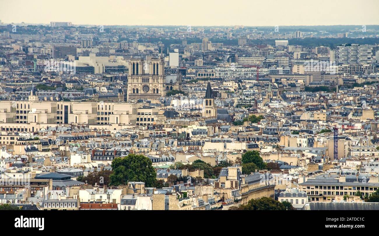 Panorama von Paris. Blick von oben auf die Stadt, bewölkt am Tag in Paris. Frankreich. Stockfoto