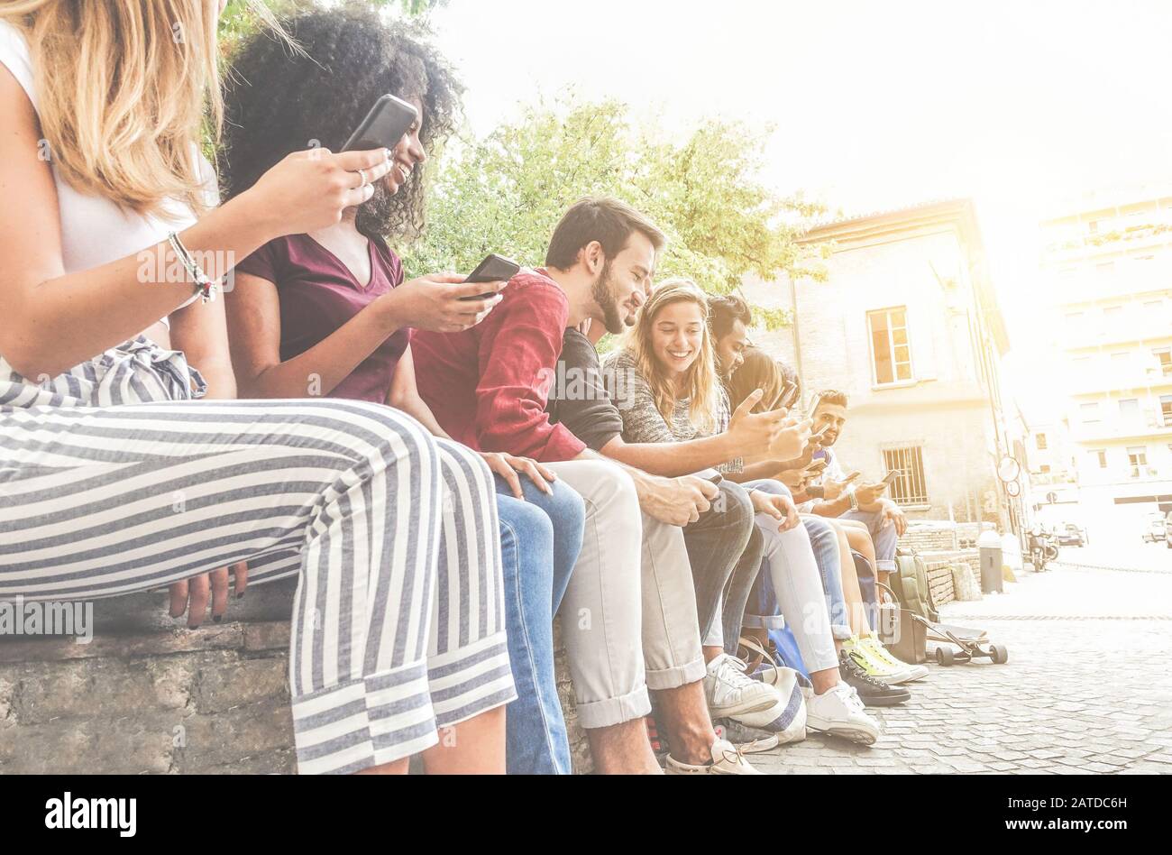 Diverse Kulturfreunde nutzen Smartphones im Freien - Gruppe glücklicher Menschen, die mit Technologietrends Spaß haben - Jugend, sucht der neuen Generation und Frie Stockfoto
