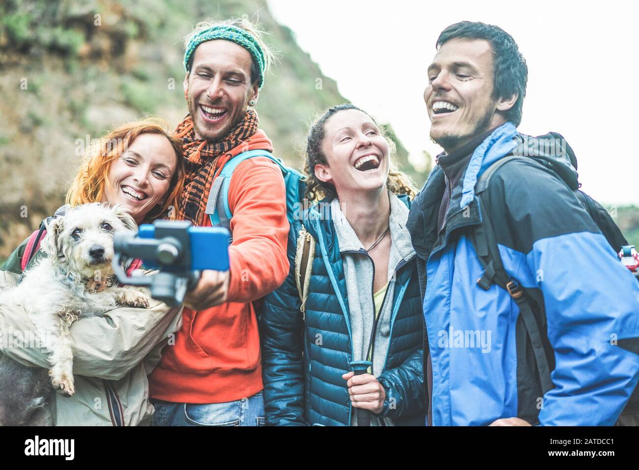 Fröhliche Wanderer Leute, die mit einem Gimbal Telefon Video für das soziale Netzwerk machen - Junge Wanderer, die Spaß am Bergausflugstag haben - Technologie t Stockfoto