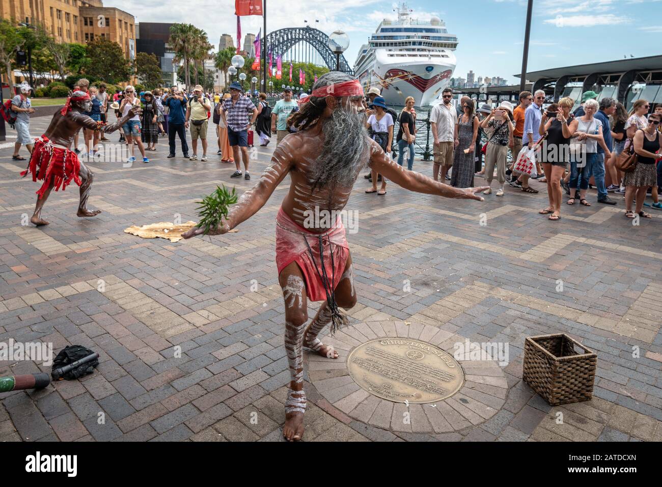 Sydney, NSW, Australien 5. Januar 2019: Aborigine-Künstler präsentieren traditionelle Tänze für große Gruppen lokaler und internationaler Touristen. Stockfoto